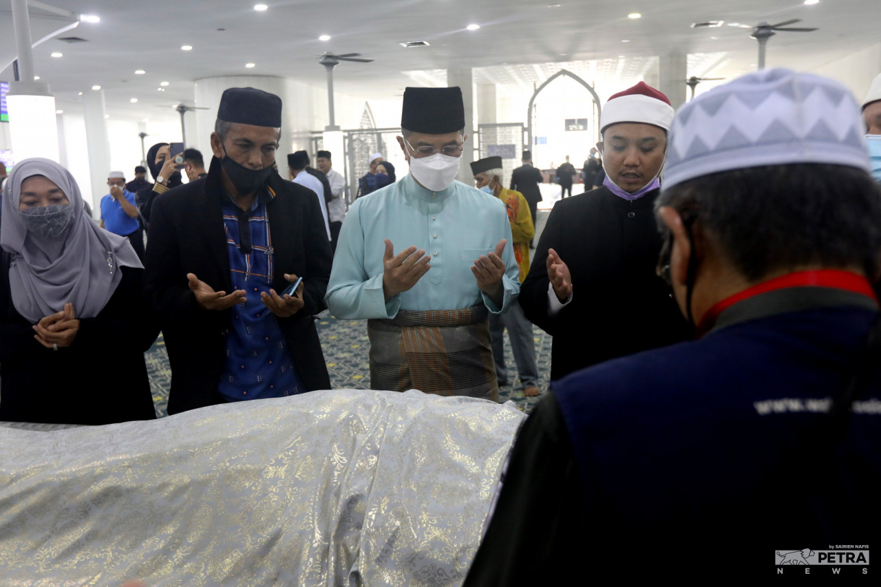 Among those notably present at the mosque was International Trade and Industry Minister Datuk Seri Mohamed Azmin Ali, who was the first political leader who turned up and was seen mourning the loss of Tan Sri Abdul Khalid Ibrahim. – SAIRIEN NAFIS/The Vibes pic, August 1, 2022
