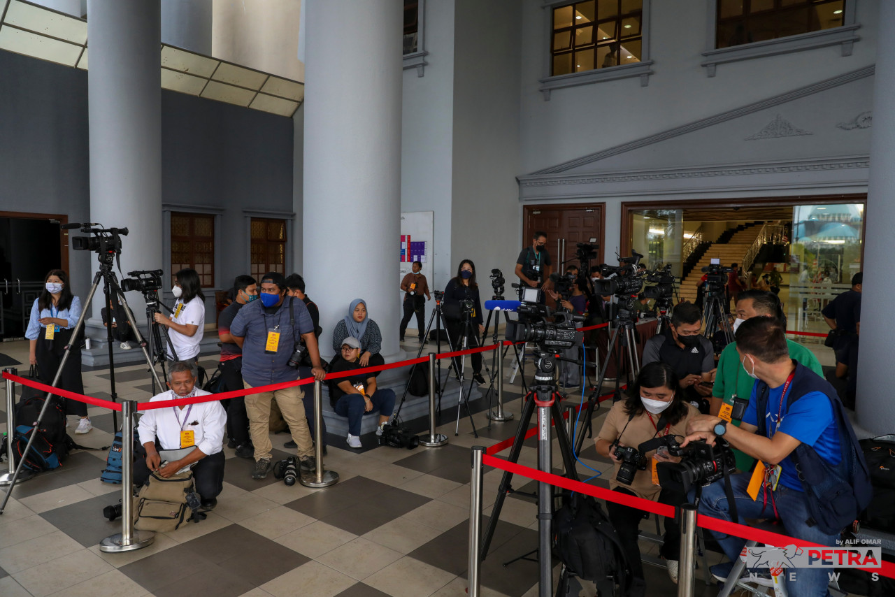 Despite being competitors, media practitioners must present a united voice to ensure the collective survival of the industry, says veteran newsman Tan Sri Johan Jaafar. – The Vibes file pic, September 20, 2022 
