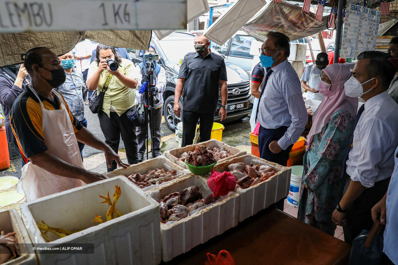 Salaries and allowances are not increasing, but the prices of food and groceries are, such as the price of chicken from RM9 to RM19 per kg. – ALIF OMAR/The Vibes pic, December 1, 2021