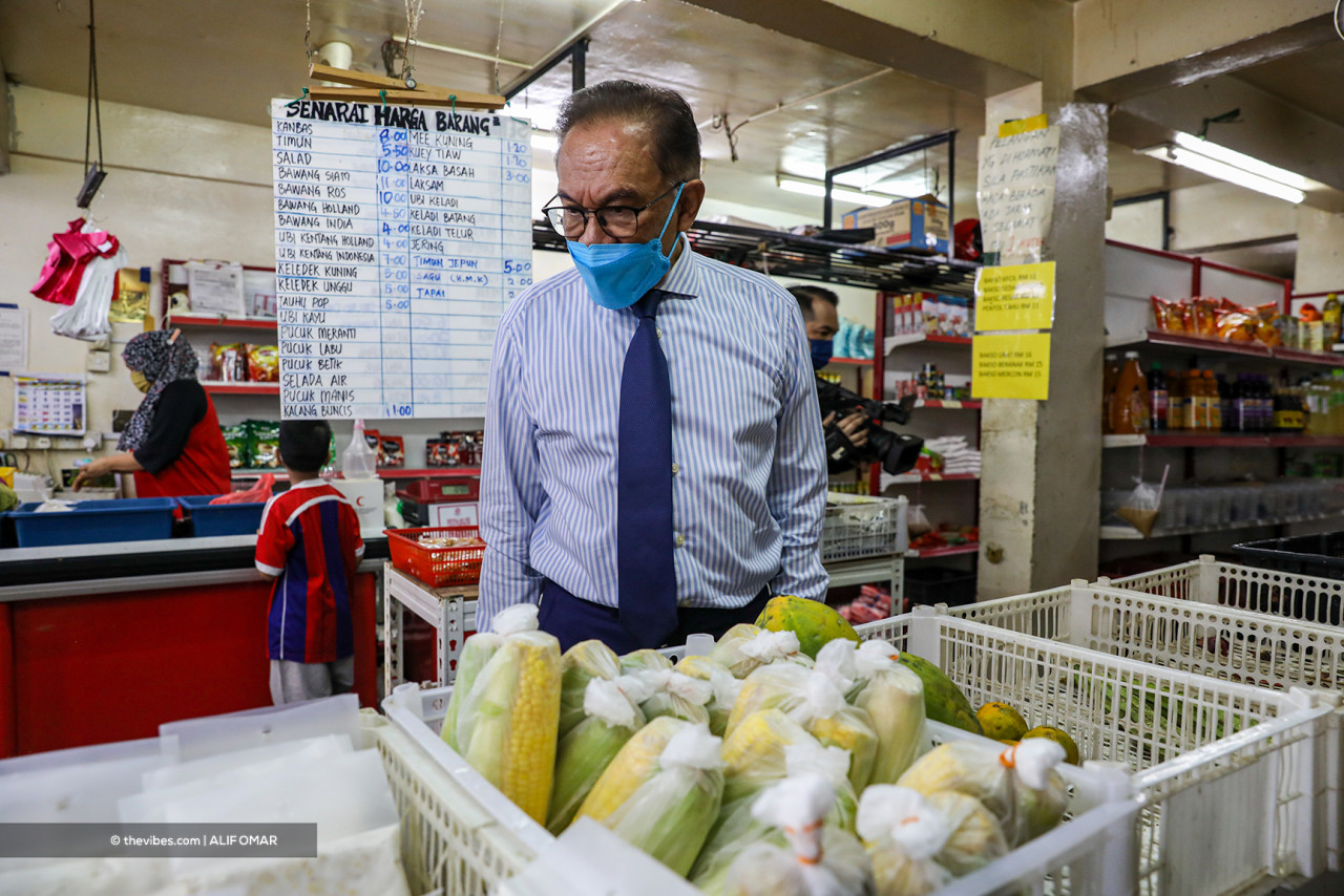 Datuk Seri Anwar Ibrahim visited the morning market in Taman Bukit Angkasa in Lembah Pantai here today to speak to stall operators as cries for help over price hikes of essential goods grow. – ALIF OMAR/The Vibes pic, December 1, 2021