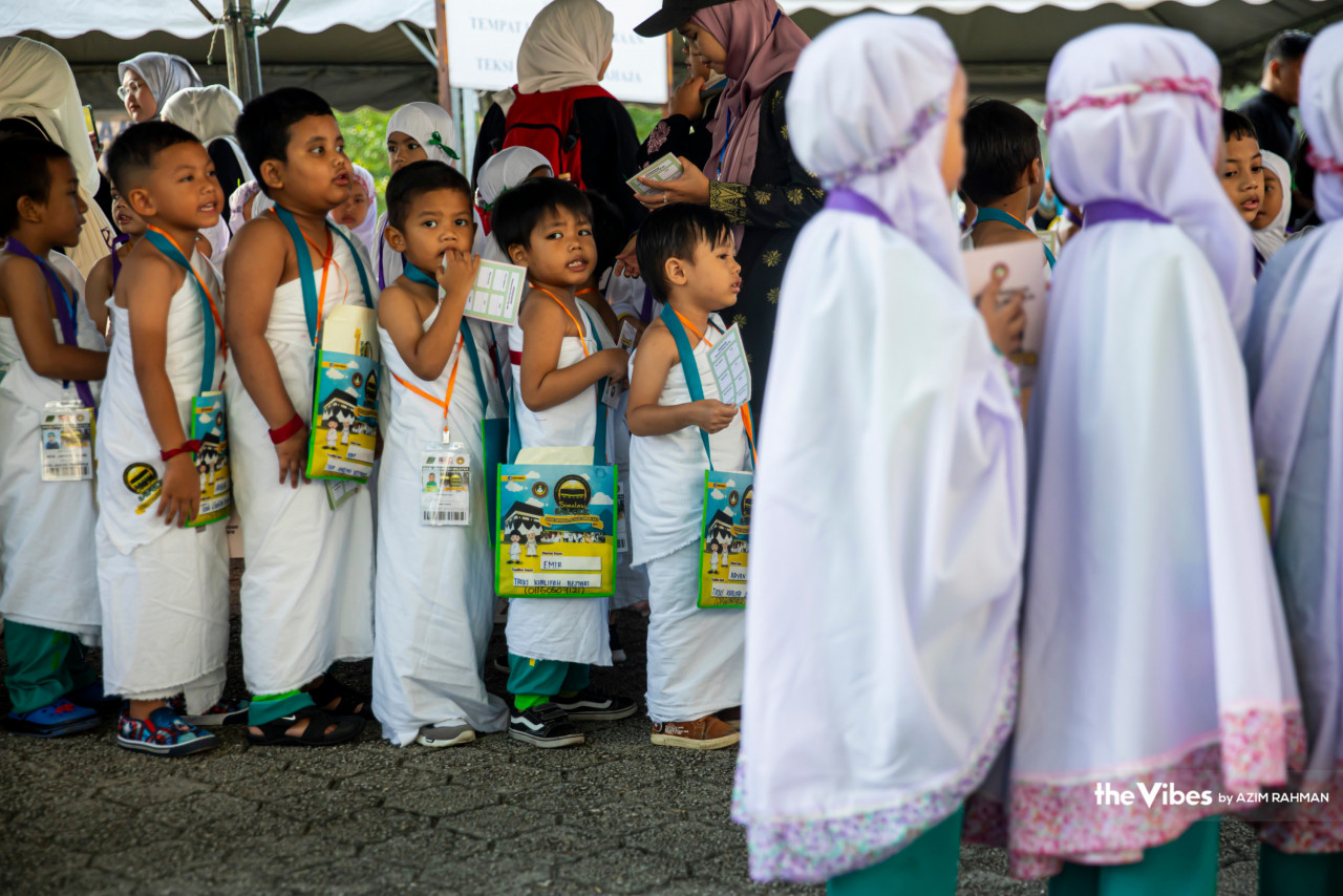 Young children patiently wait in line to participate in the simulated haj programme. – AZIM RAHMAN/The Vibes pic, June 24, 2023