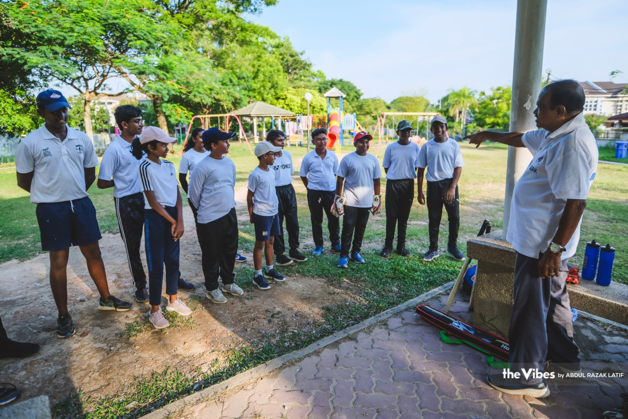 Fernandez briefing his little league at Taman Putra Prima in Puchong. – ABDUL RAZAK LATIF/The Vibes pic, June 19, 2023