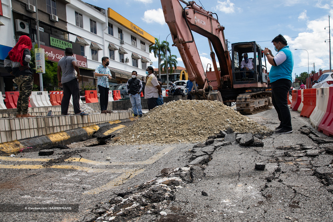 Fahmi Fadzil speaking to workers at the site of the sinkhole near the Jalan Telawi bus stop today. – SAIRIEN NAFIS/The Vibes pic, May 2, 2021
