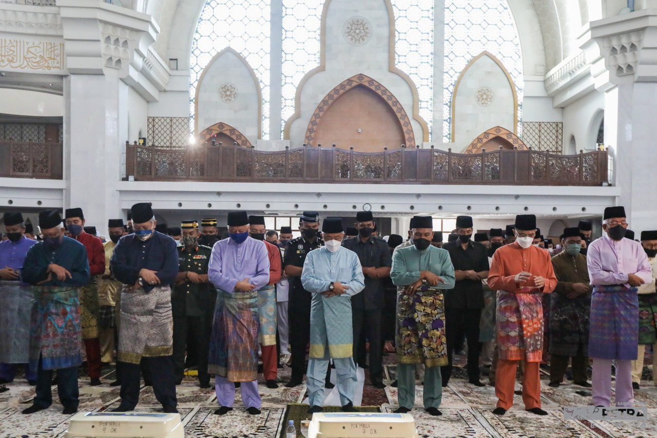 Defence Minister Datuk Seri Hishammuddin Hussein, Health Minister Khairy Jamaluddin and Communications and Multimedia Minister Tan Sri Annuar Musa were among those present. – SAIRIEN NAFIS/The Vibes file pic, May 2, 2022