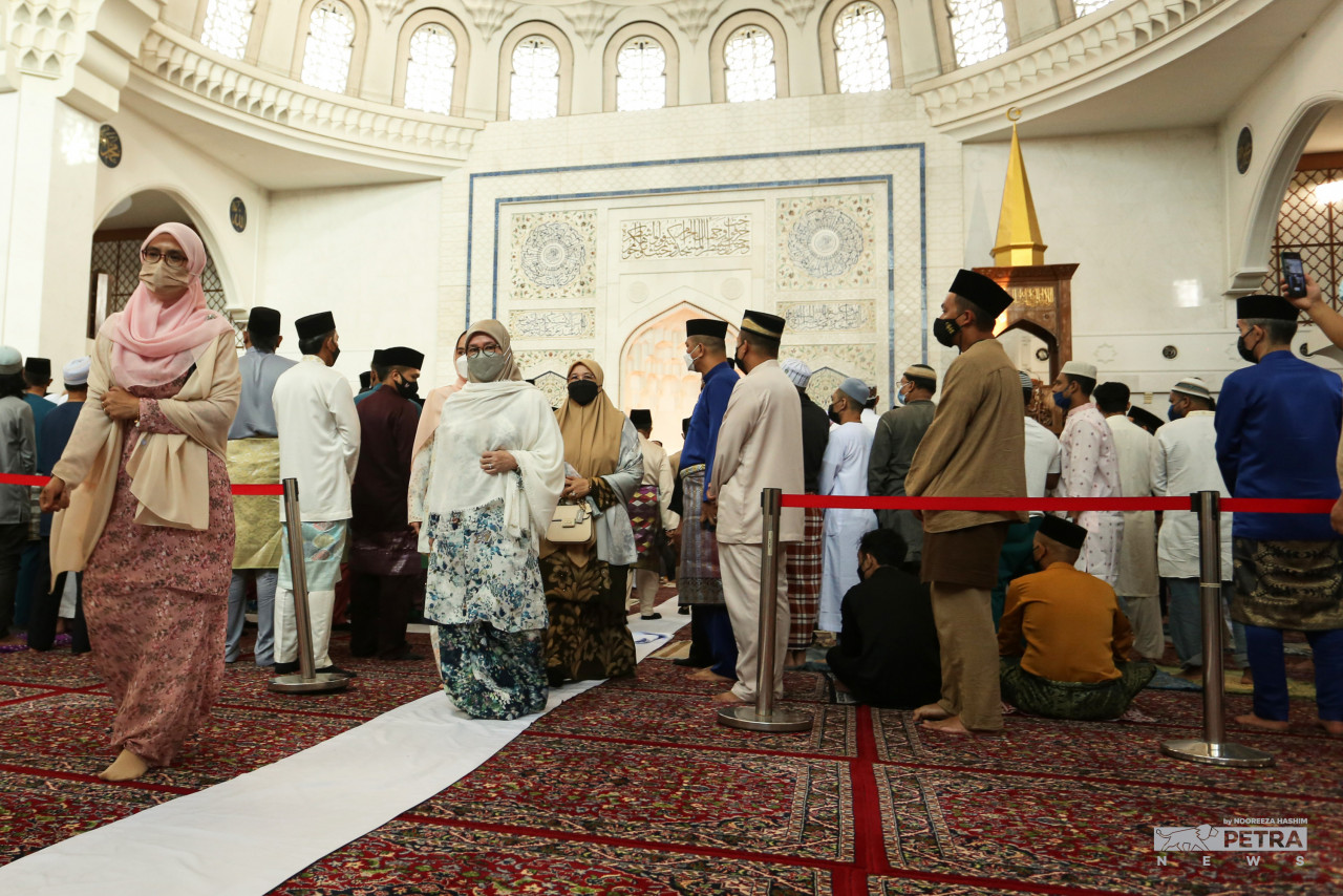 Police and armed forces veterans, sports veterans, Orang Asli chiefs and social activists were also invited to the Hari Raya Aidilfitri gathering. – SAIRIEN NAFIS/The Vibes file pic, May 2, 2022