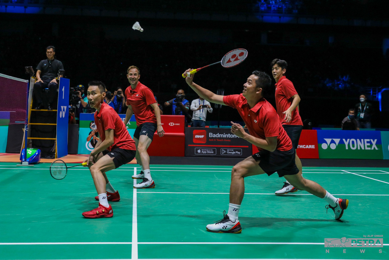 Chong Wei is joined by fellow badminton legends Taufik Hidayat from Indonesia, South Korea’s Lee Yong-dae, and Danish shuttler Peter Gade for an exhibition match before the Malaysia Open semi-finals today. – ALIF OMAR/The Vibes pic, July 2, 2022