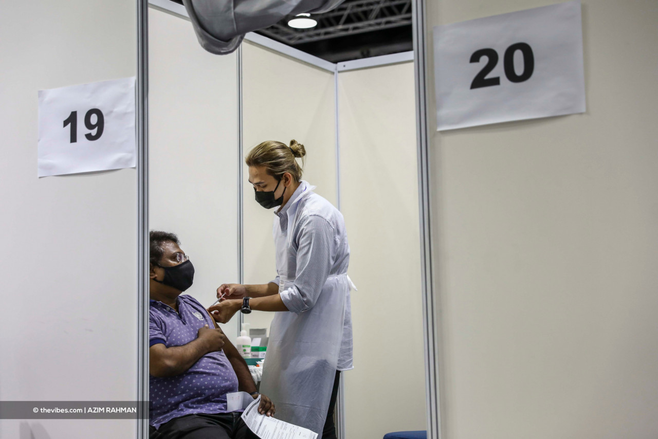 A man receiving a Covid-19 vaccine at the KLCC walk-in PPV. Penang Medical Practitioners’ Society president, Dr Parmjit Singh says vaccination booths are congested enough as is without an observer. – The Vibes file pic, August 12, 2021