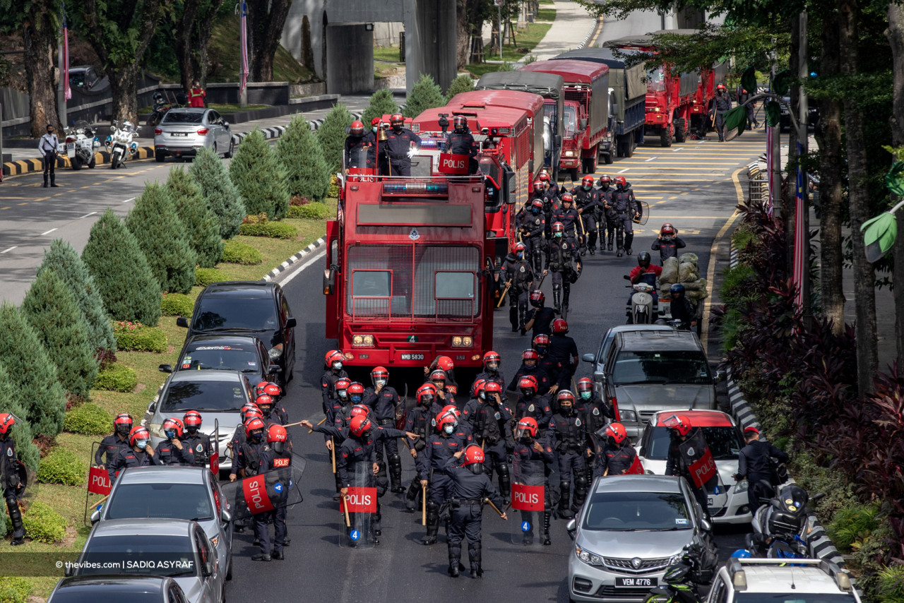 Police FRU units blocking routes in Kuala Lumpur to Parliament. – SADIQ ASYRAF/The Vibes pic, August 2, 2021