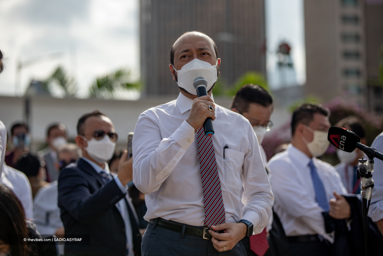 Jerlun MP Datuk Seri Mukhriz Mahathir speaking at the gathering in the city centre this morning. – SADIQ ASYRAF/The Vibes pic, August 2, 2021