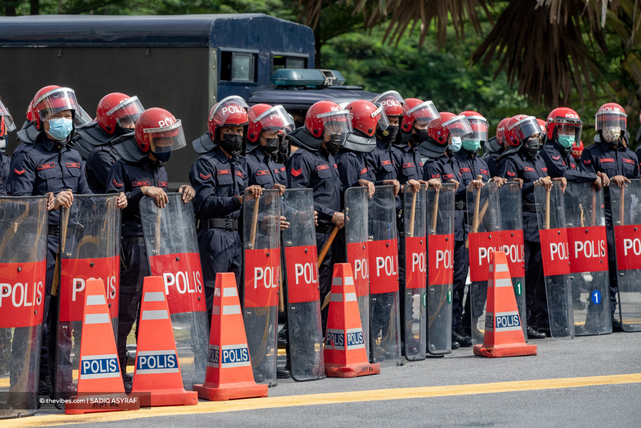 Several opposition lawmakers have lodged reports against those who instructed police to cordon off roads leading to Parliament during a protest on Monday. – The Vibes file pic, August 7, 2021