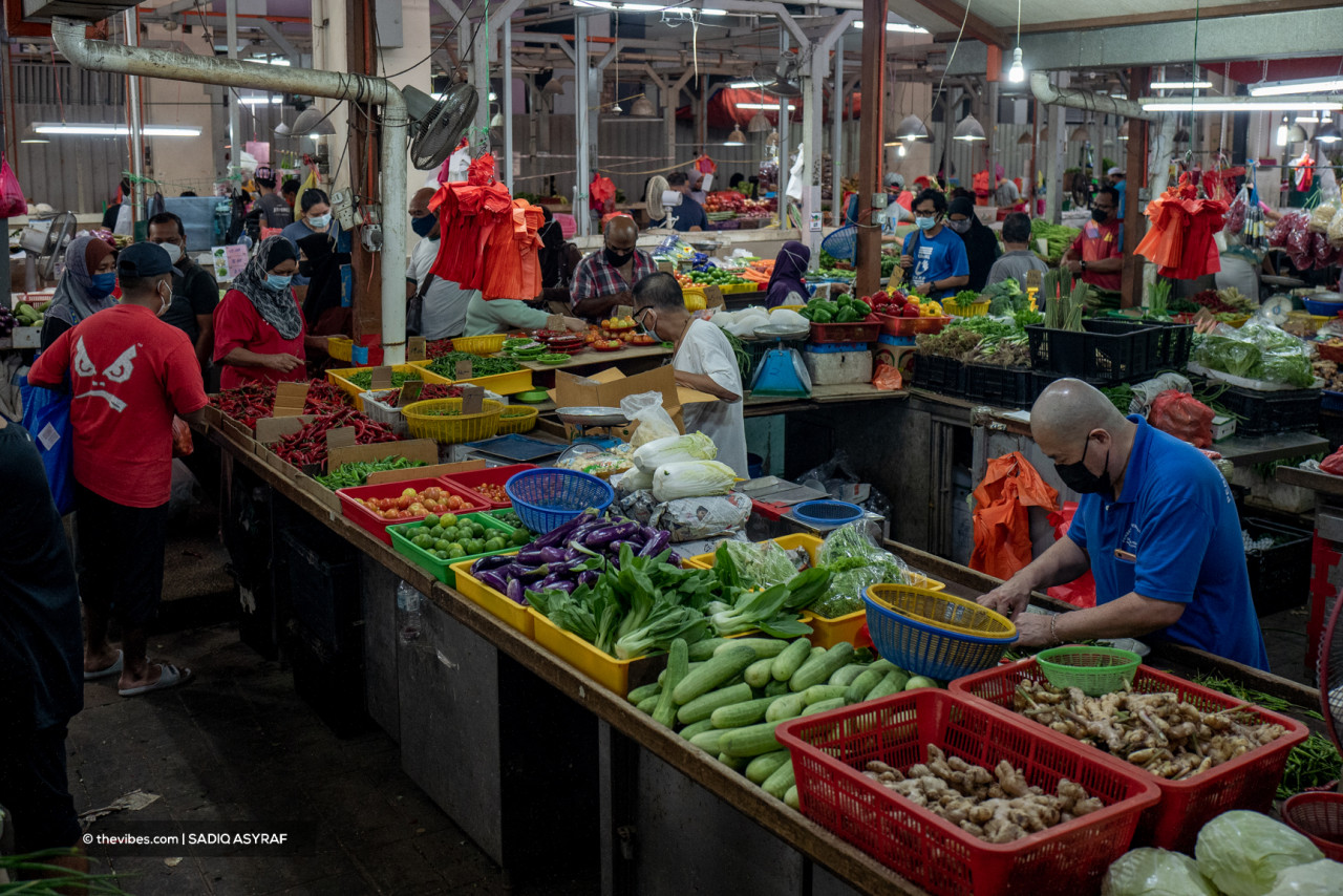 There is no shortage of goods at the market despite the steady stream of customers. – SADIQ ASYRAF/The Vibes pic, October 2, 2021