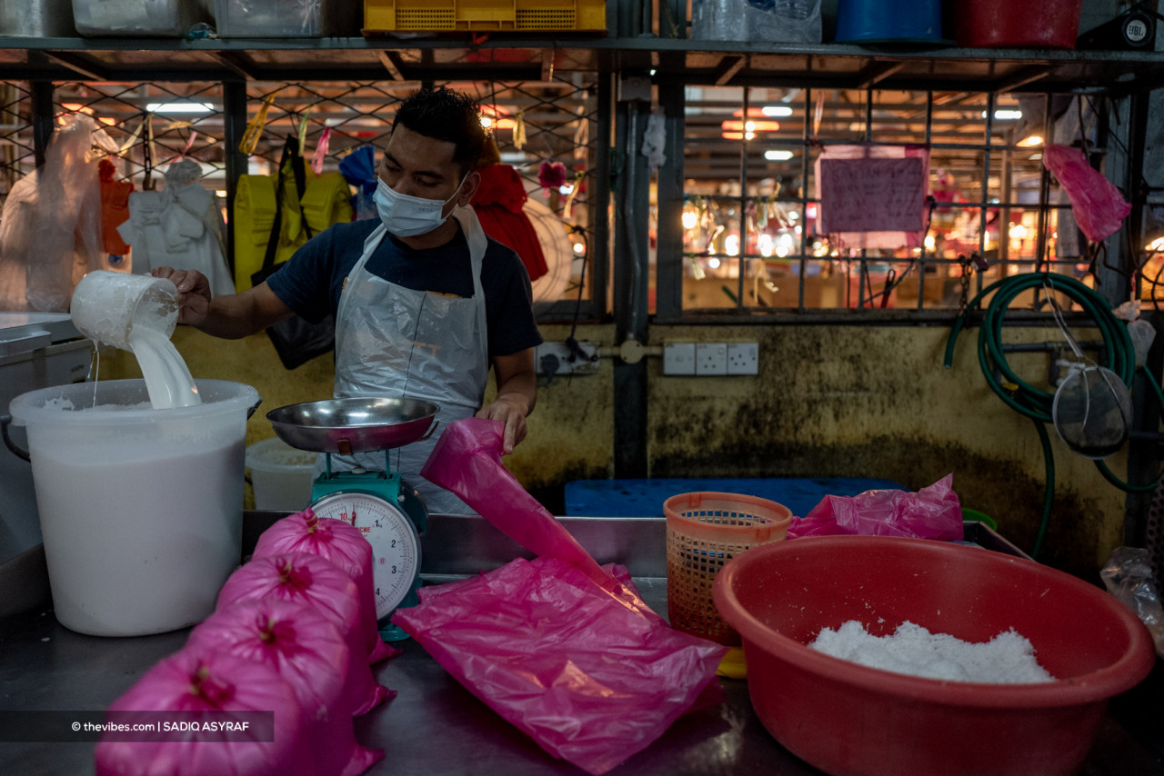 A trader measures out santan (coconut milk) – the life blood of many Malaysian dishes – in preparation for his hordes of customers. – SADIQ ASYRAF/The Vibes pic, October 2, 2021