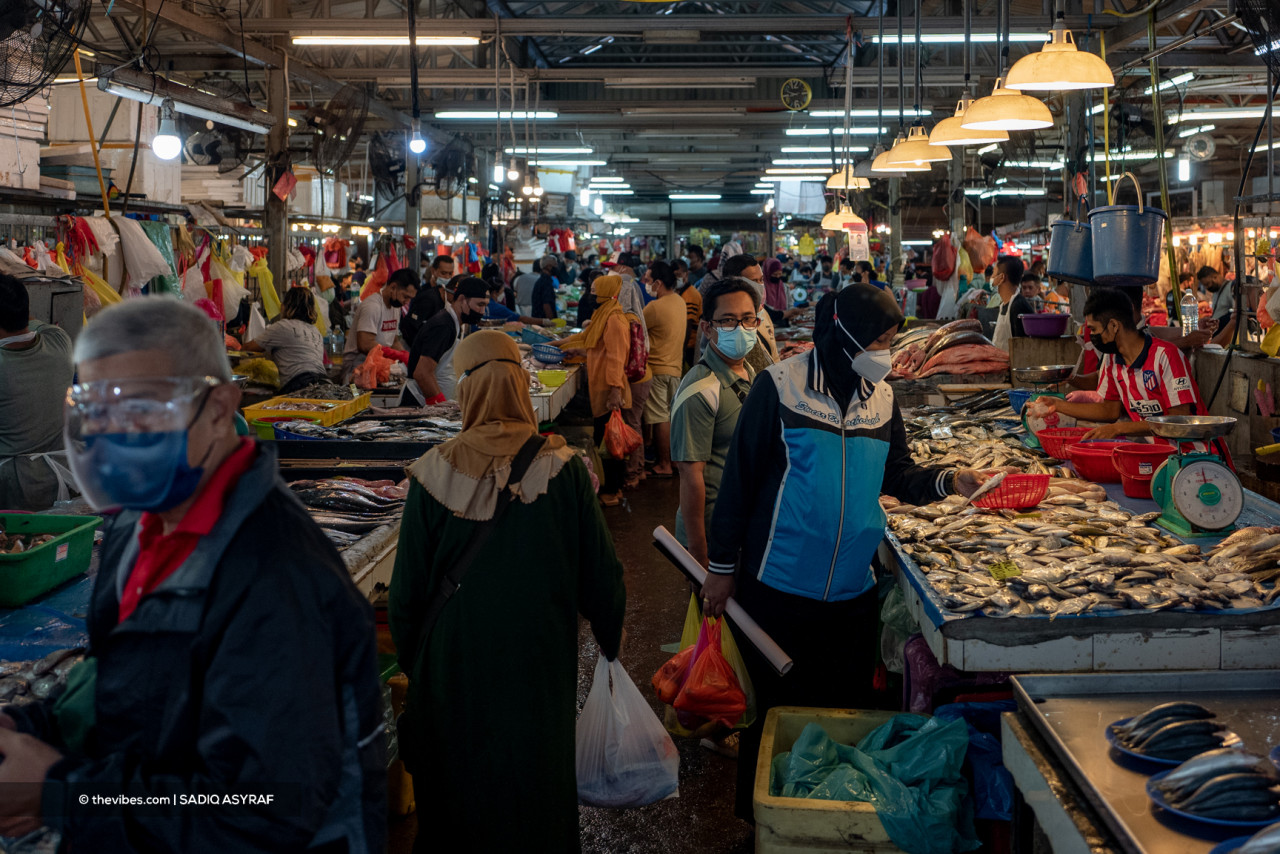 An overview of the crowd at the market. – SADIQ ASYRAF/The Vibes pic, October 2, 2021