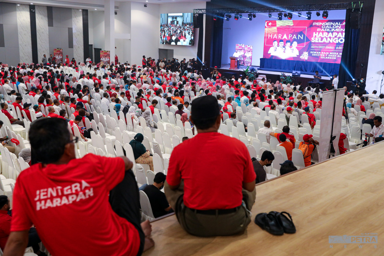 Pakatan Harapan supporters listen to the coalition’s candidates announcement ahead of the 15th general election. – ALIF OMAR/The Vibes pic, November 2, 2022
