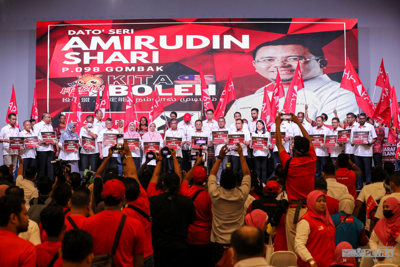 Pakatan Harapan leaders stand on the stage after the coalition has introduced its list of candidates for the 15th general election. – ALIF OMAR/The Vibes pic, November 2, 2022