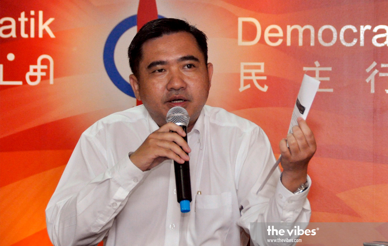 DAP national organising secretary Anthony Loke says Pakatan Harapan must stop insisting that Datuk Seri Anwar Ibrahim be its sole candidate for the post of prime minister after the losses suffered in Melaka. – RoketKini pic, November 29, 2021
