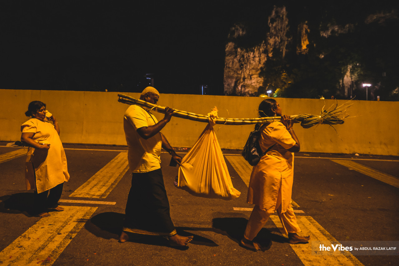 Devotees in the early hours of the morning of Thaipusam carrying offerings that include fruits, flowers and milk, making their way to the temple at Batu Caves. – ABDUL RAZAK LATIF/The Vibes pic, February 6, 2023