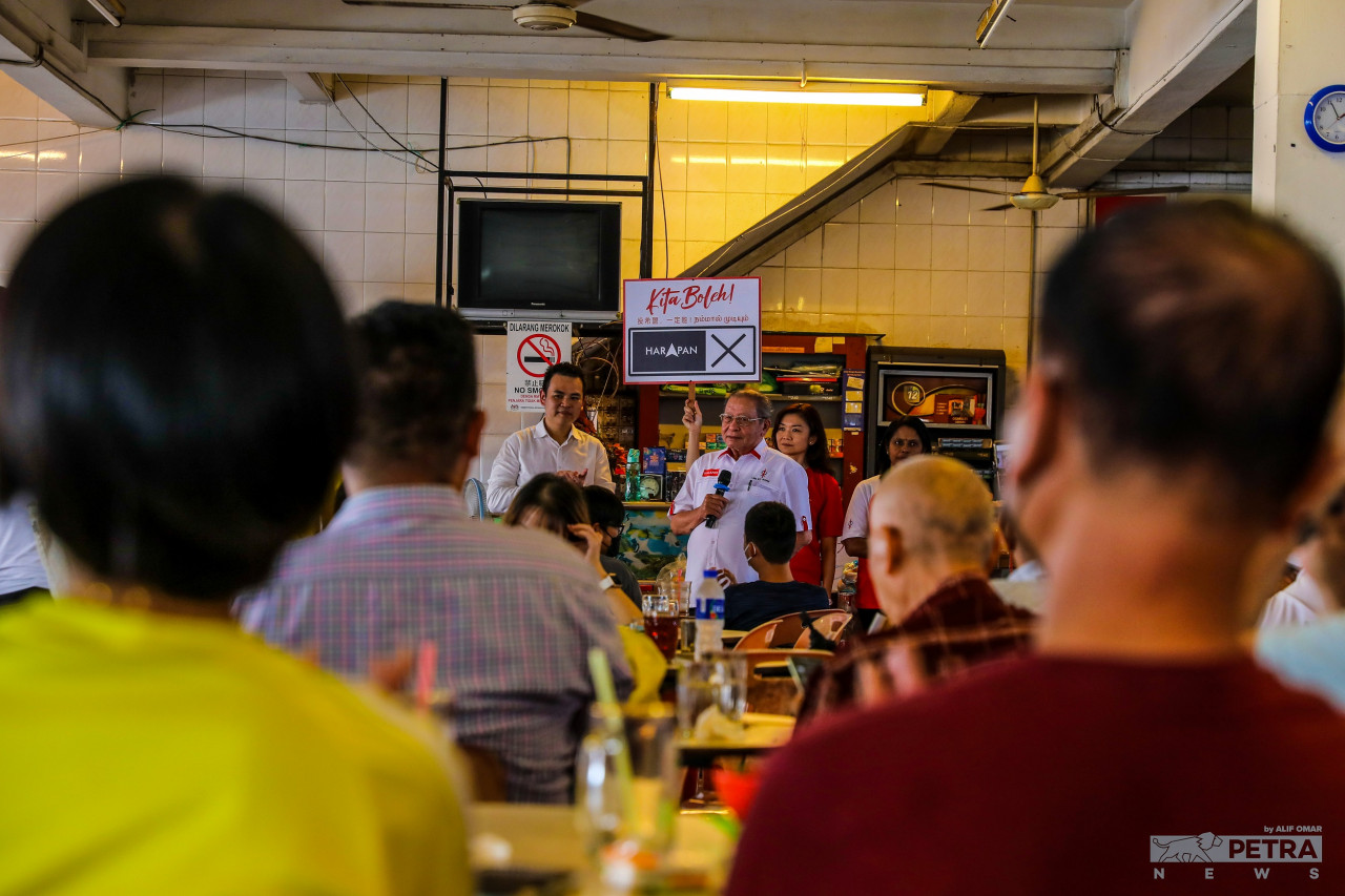 DAP veteran Lim Kit Siang, who is not contesting any seat this time, helps Pakatan Harapan’s campaign by chatting with voters over tea at the Gold Wing Food Court in Kampar, Perak. – ALIF OMAR/The Vibes pic, November 13, 2022