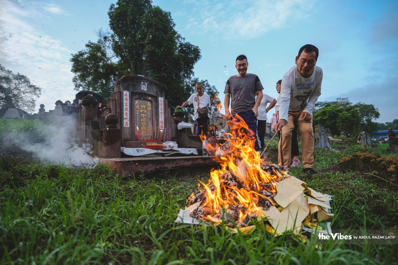 The cleaning and sweeping of graves, ancestor worship, offering food to the deceased, and burning joss sticks are among unique elements that embody the Chinese concept of the afterlife. – ABDUL RAZAK LATIF/The Vibes pic, April 8, 2023