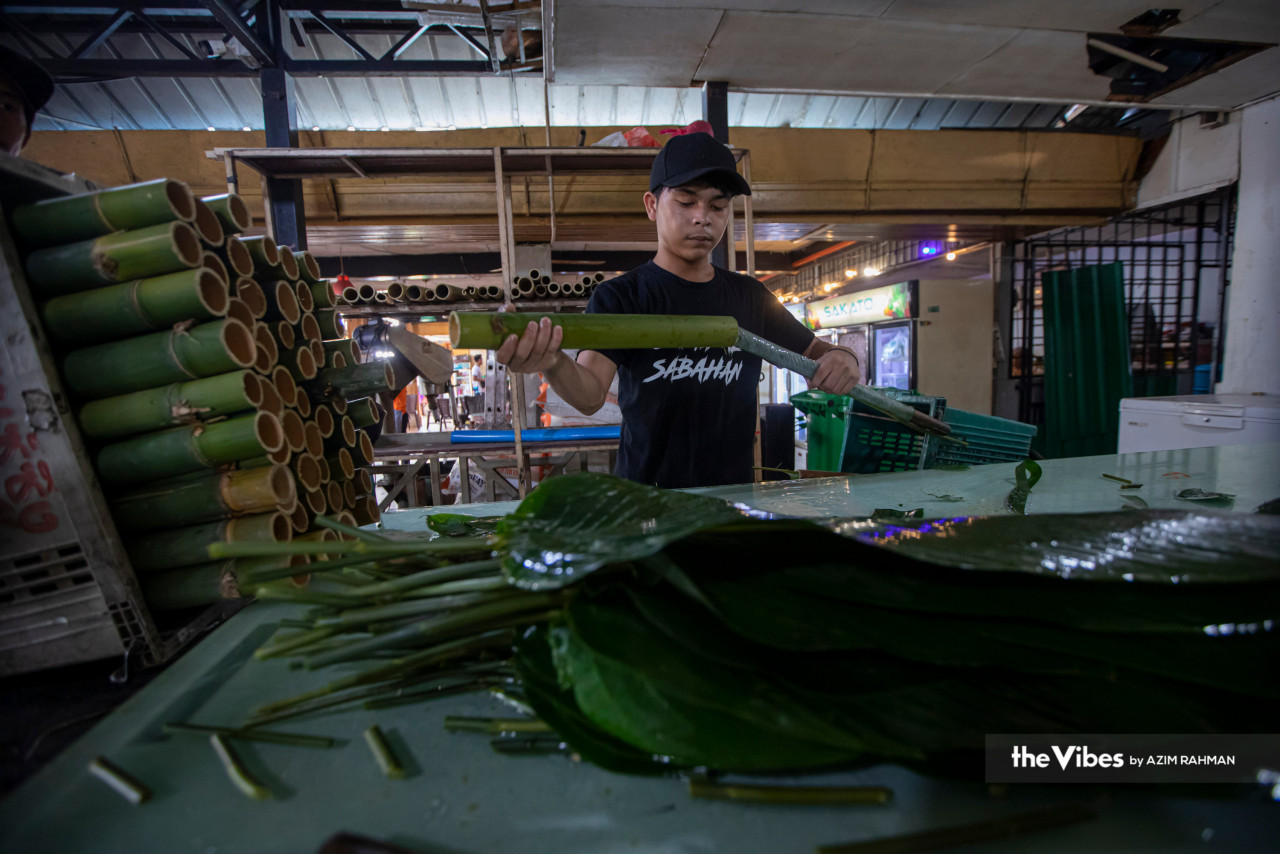 Lemang Daun Lerek staff line bamboo sticks which have been cut to the desired lengths with ‘daun lerek’ or lerek leaf. – AZIM RAHMAN/The Vibes pic, April 17, 2023