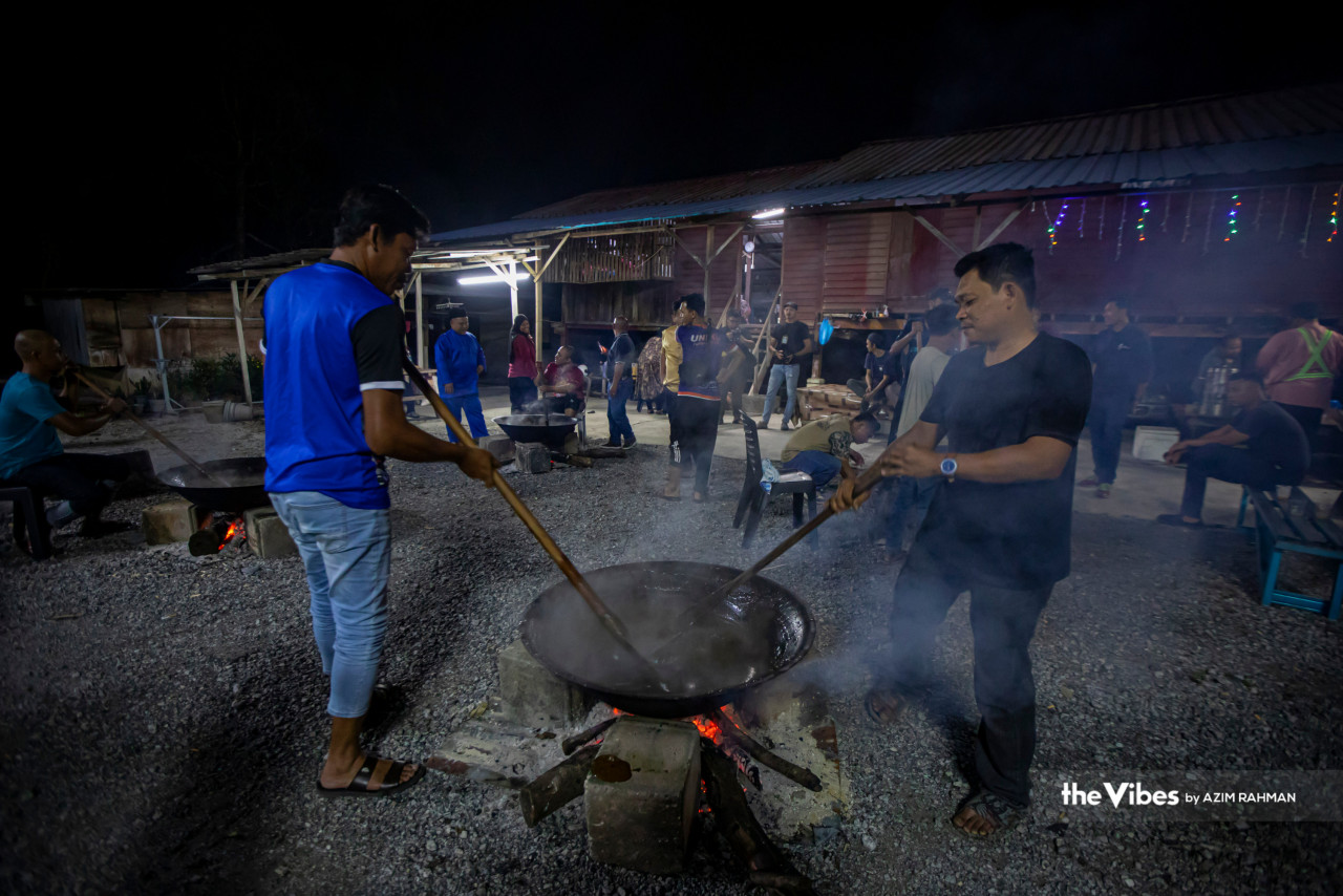 The stirring of dodol – a sweet delicacy – is a cherished tradition during Hari Raya Aidilfitri for the residents in Kg Jenjarom. – AZIM RAHMAN/The Vibes pic, April 21, 2023