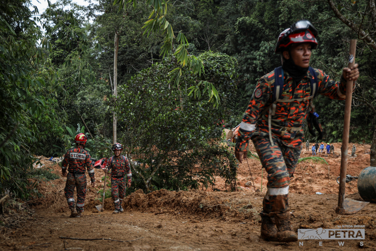 Fire and Rescue Department STORM personnel bringing hoes to dig out potential buried victims in the Batang Kali landslide. – SYEDA IMRAN/The Vibes pic, December 19, 2022