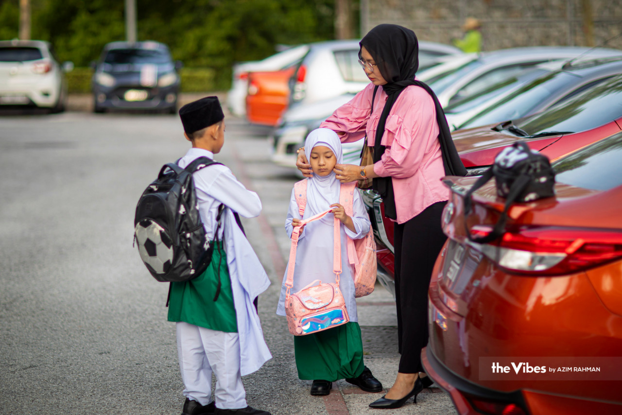 The first day of school is daunting not just for students but their parents as well. – AZIM RAHMAN/The Vibes pic, March 20, 2023
