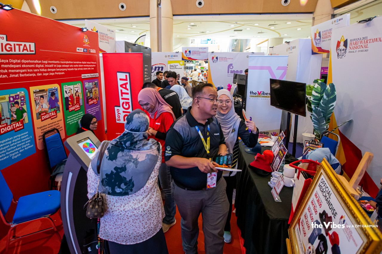 Visitors frequent the stalls for the Hawana 2023 celebration at the Mydin Meru Raya store in Ipoh last Sunday. – AZIM RAHMAN/The Vibes pic, May 30, 2023