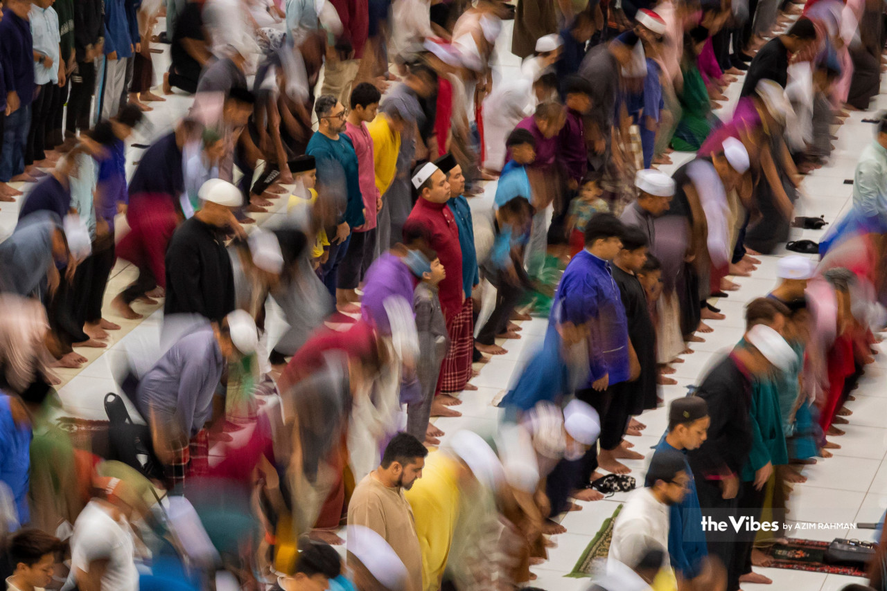 Decked in garments of various colours, Muslims perform tarawih prayers at Masjid Tuanku Mizan Zainal Abidin in Putrajaya. – AZIM RAHMAN/The Vibes pic, March 23, 2023