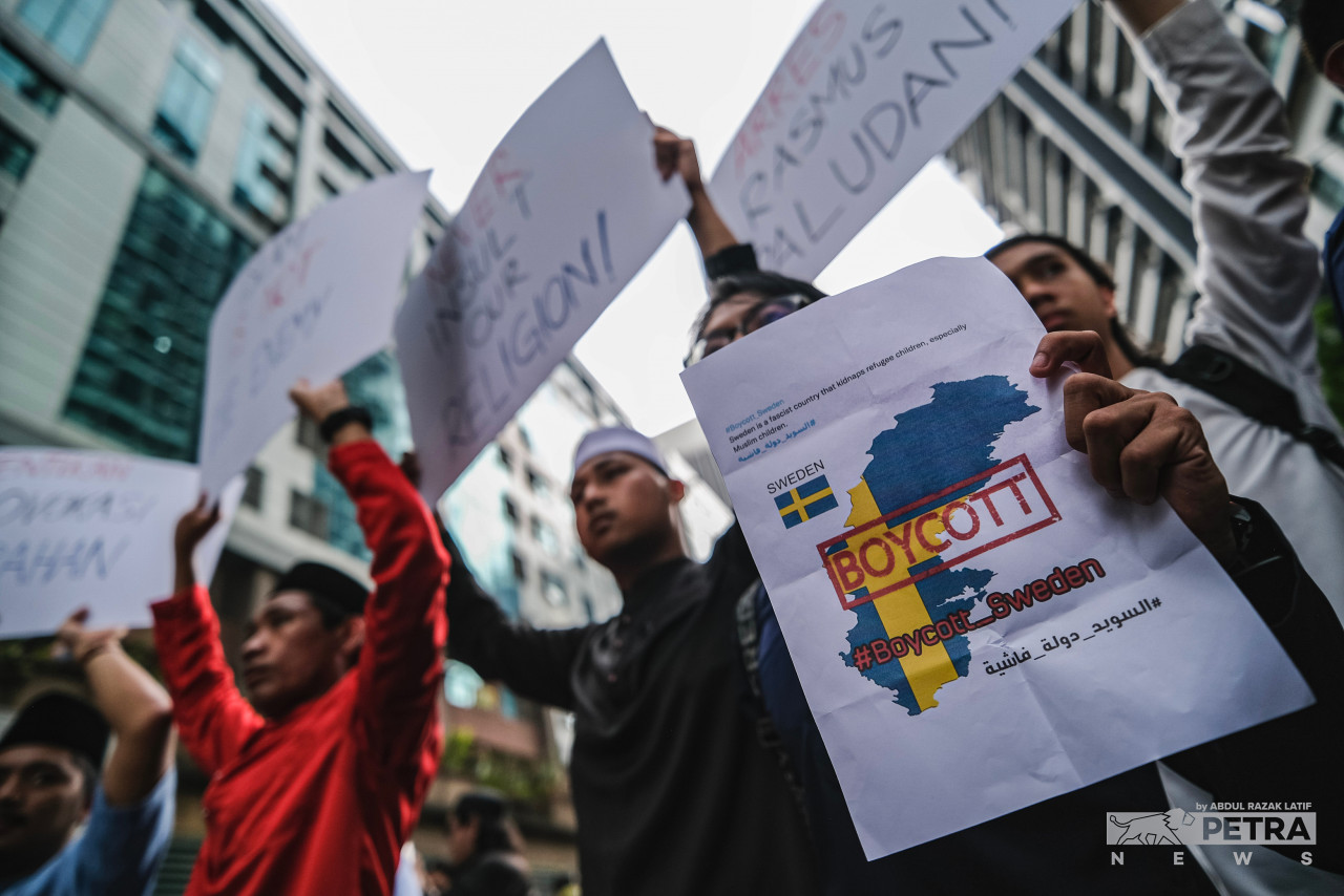  Demonstrators hold banners and placards, some calling for the boycott of Sweden while making their way to the Swedish embassy after Friday prayers. – ABDUL RAZAK LATIF/The Vibes pic, January 29, 2023