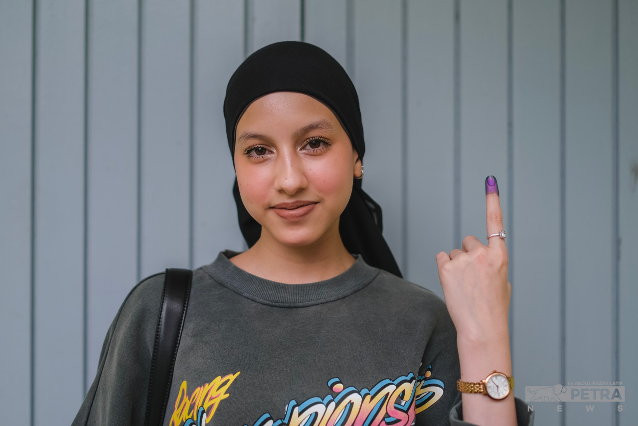 19-year-old Amira Arif Azmi is excited to vote for the first time in the 15th general election last Saturday at SK Klang Gate. – ABDUL RAZAK LATIF/The Vibes pic, November 21, 2022