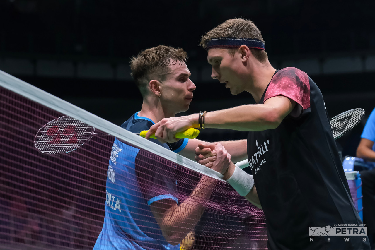 World No. 1 and Denmark’s men’s singles player Viktor Axelsen (right) shakes hands with Rasmus Gemke after defeating him 17-21, 21-14, 21-12 at the 2023 Malaysia Open opening round. – ABDUL RAZAK LATIF/The Vibes pic, January 18, 2023