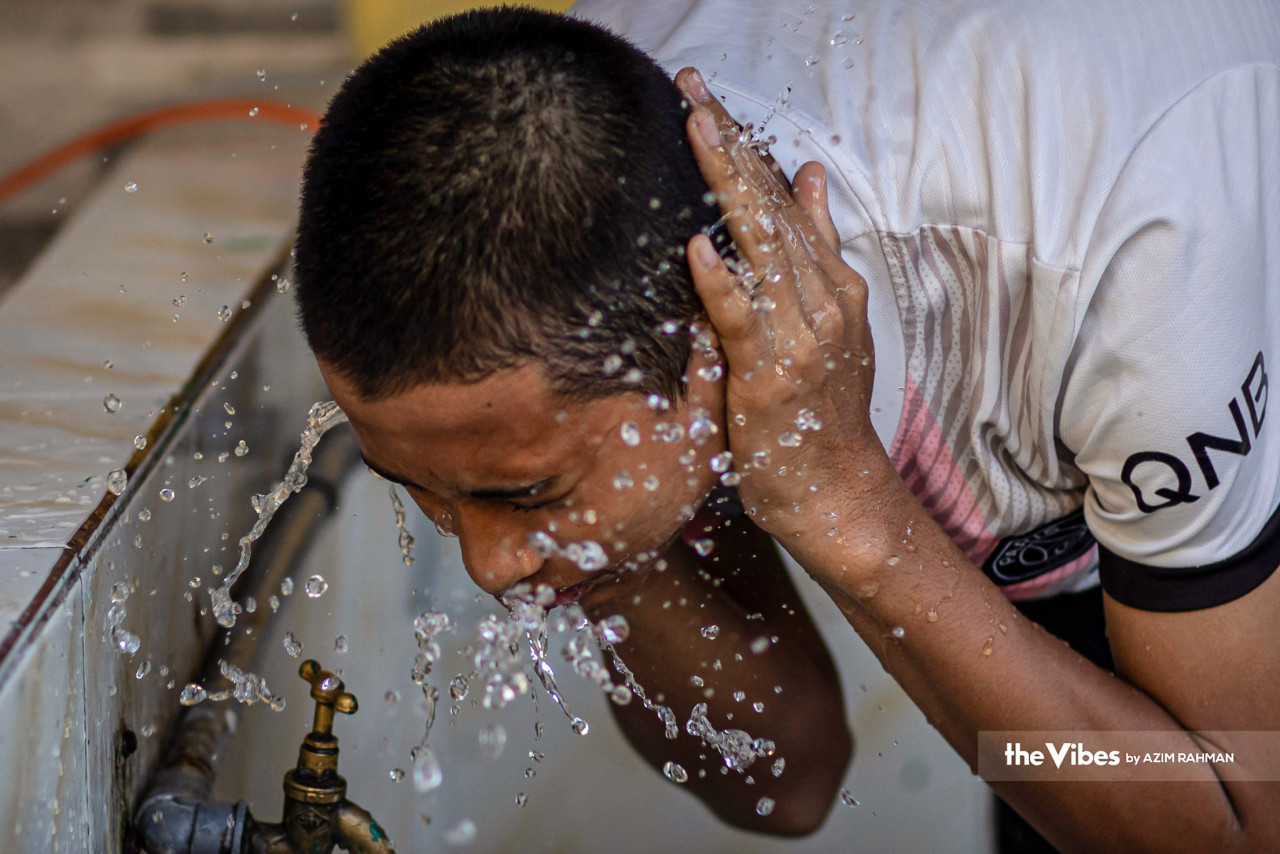 A student at Puchong’s Maahad Tahfiz Al-Mawaddah school takes his wudhu before prayers. – AZIM RAHMAN/The Vibes pic, April 9, 2023