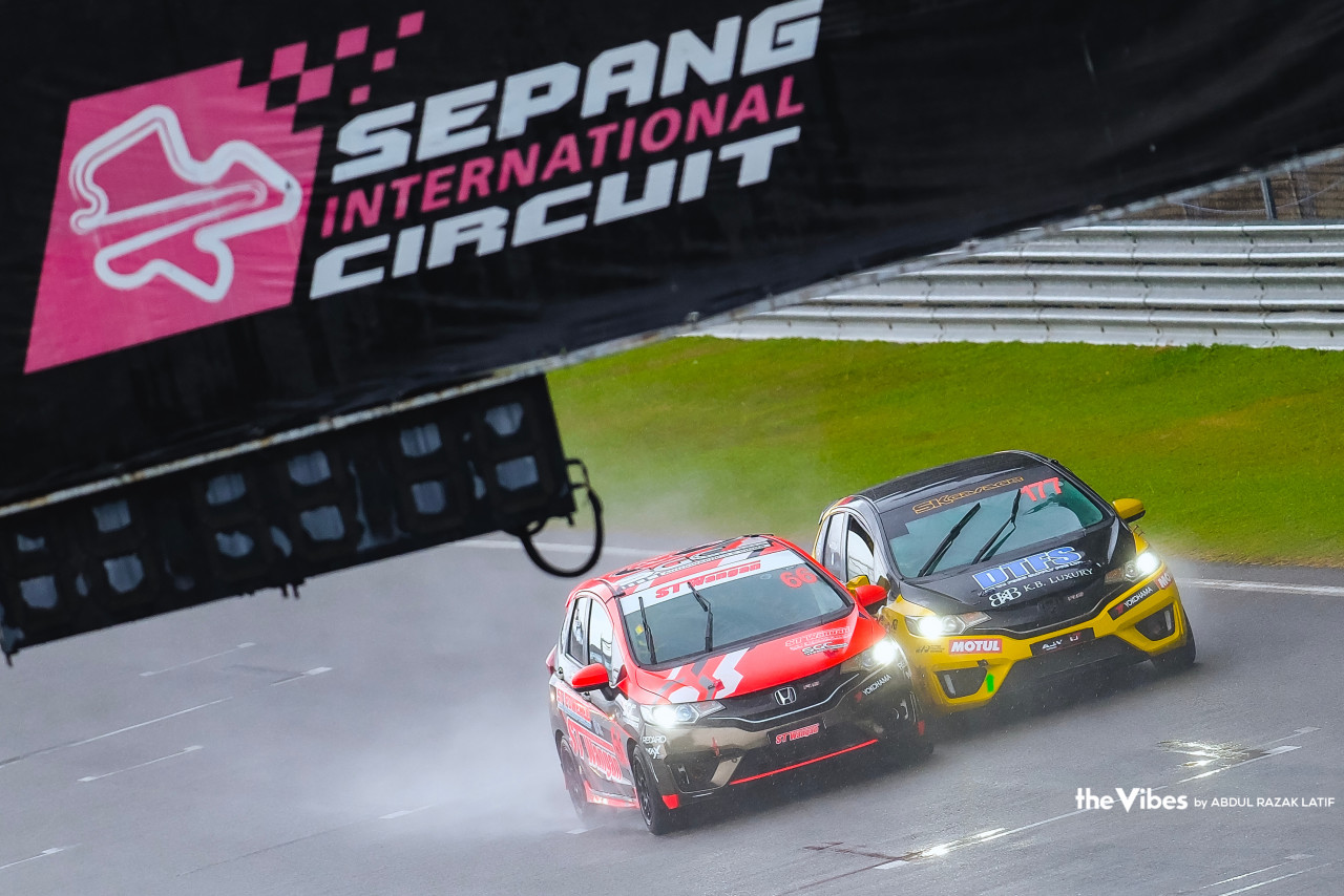 Race 1 sees an action-packed round between racers with heavy rain pouring, causing cars to slide off track. – ABDUL RAZAK LATIF/The Vibes pic, June 28, 2023