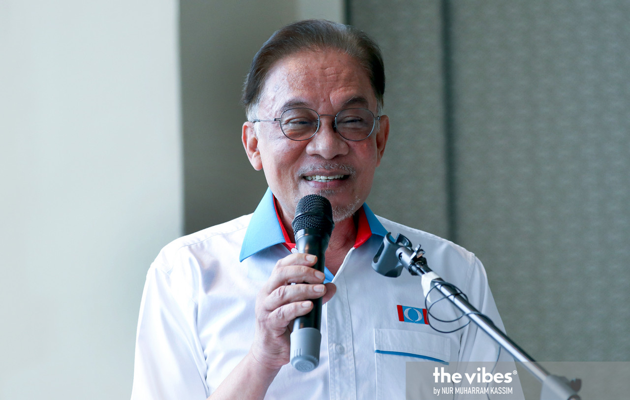 Although Datuk Seri Anwar Ibrahim's popularity among the people is still high, Universiti Utara Malaysia’s Prof Mohd Azizuddin Mohd Sani says it is not enough to lead Pakatan Harapan to glory in the 15th general election. – The Vibes file pic, November 29, 2021 