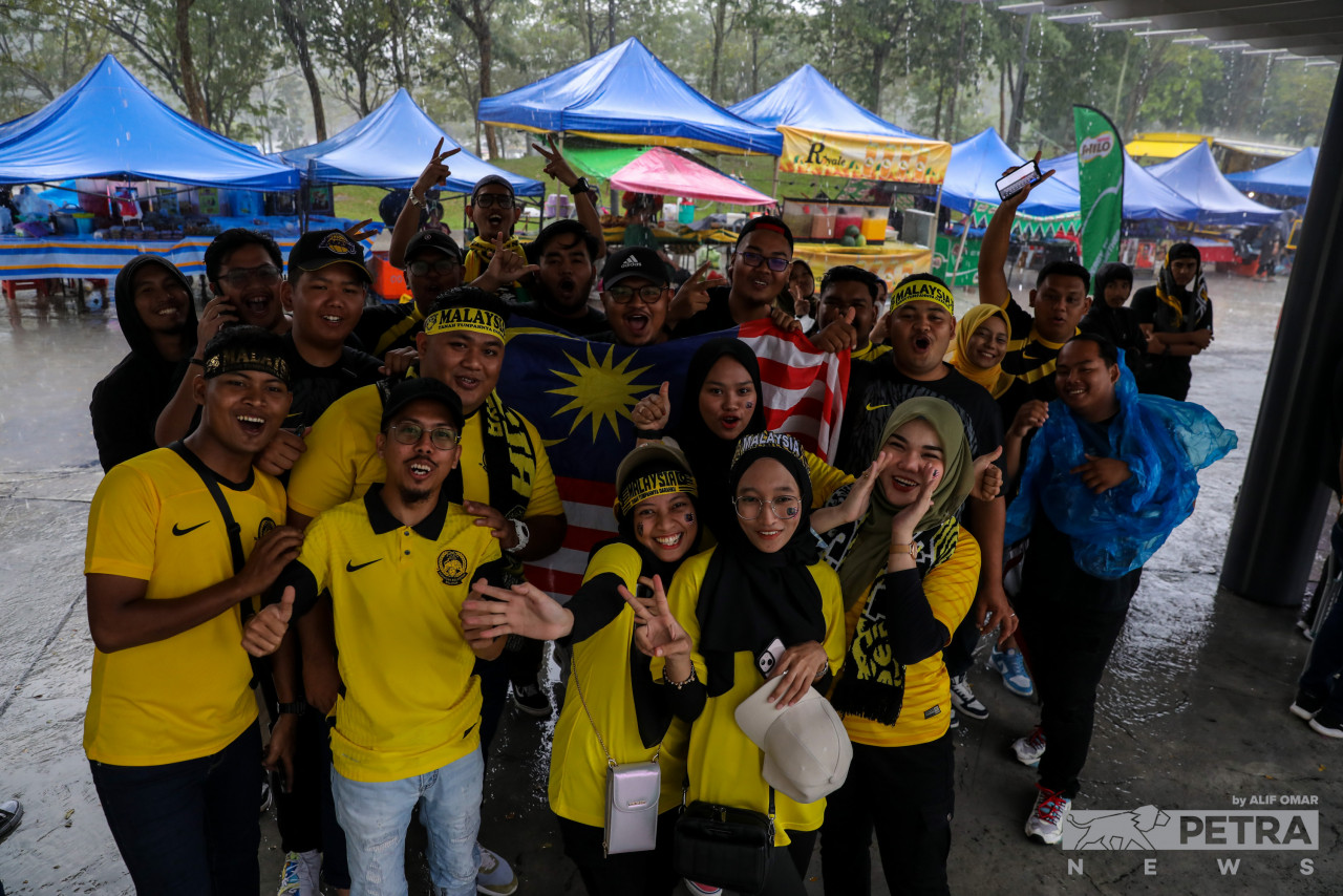 Harimau Malaya fans are ready to cheer on their countrymen as this will be their last chance to secure a spot in the AFF Cup semi finals. – ALIF OMAR/The Vibes pic, January 3, 2023