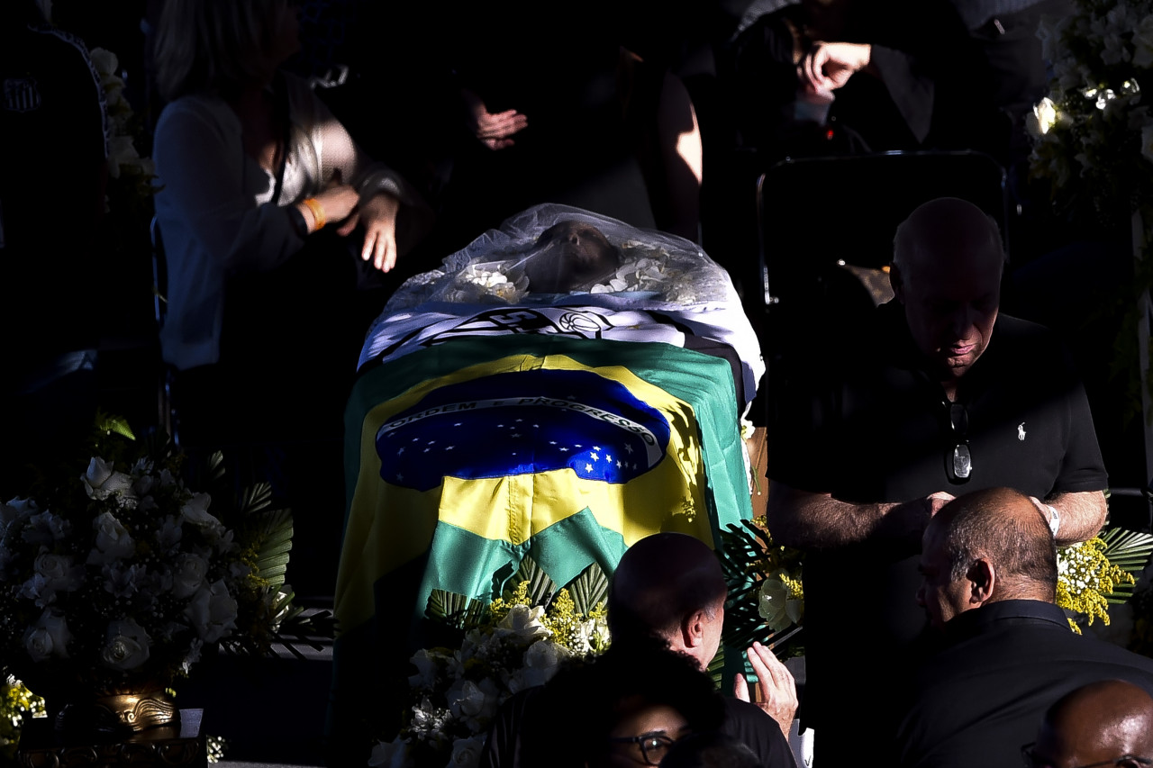The flags of Brazil and Santos are seen draped over the coffin of Brazilian football legend Pele during his wake at the Urbano Caldeira stadium in Santos, Sao Paulo, Brazil – Brazilians bid a final farewell this week to football giant Pele, starting Monday with a 24-hour public wake. – AFP pic, January 3, 2023