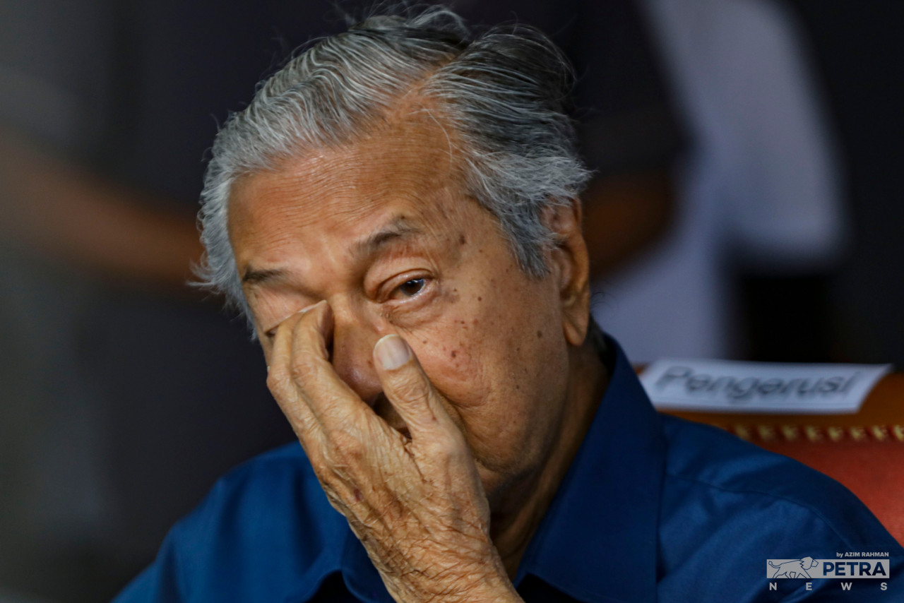Datuk Seri Mohd Shafie Apdal says that Tun Dr Mahathir Mohamad (pic) betrayed their gentleman’s agreement to not expand Bersatu to Sabah in 2019. – The Vibes file pic, October 13, 2022 
