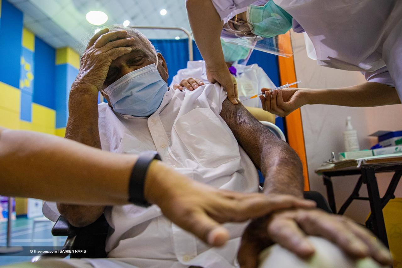 Covid-19 and influenza are both respiratory diseases that easily spread through infected droplets and are known to pose a higher risk among elderly folk. – The Vibes file pic, May 6, 2021