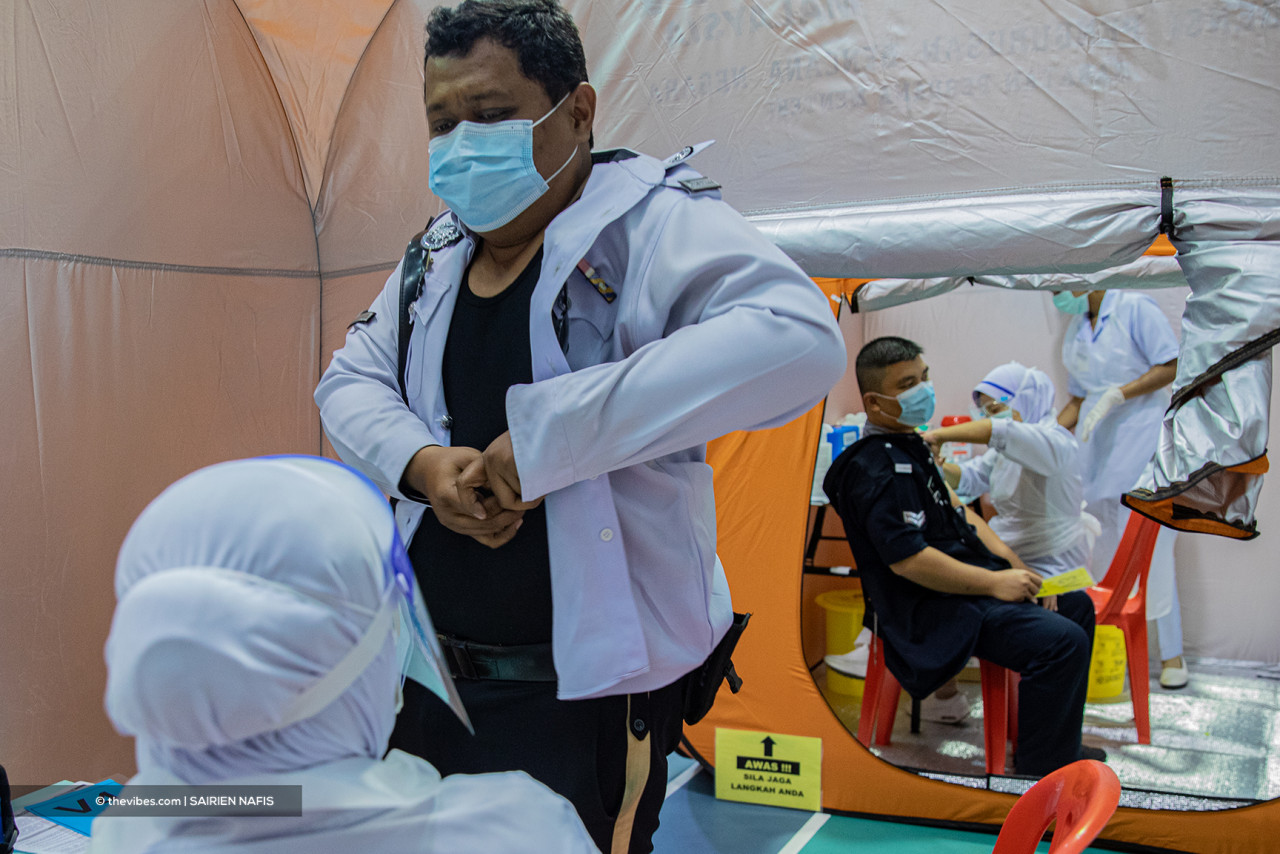 Datuk Seri Anwar Ibrahim says the government should explain the basis of coming up with the target of vaccinating 75,000 people a day, which it has fallen short of. – The Vibes file pic, May 11, 2021