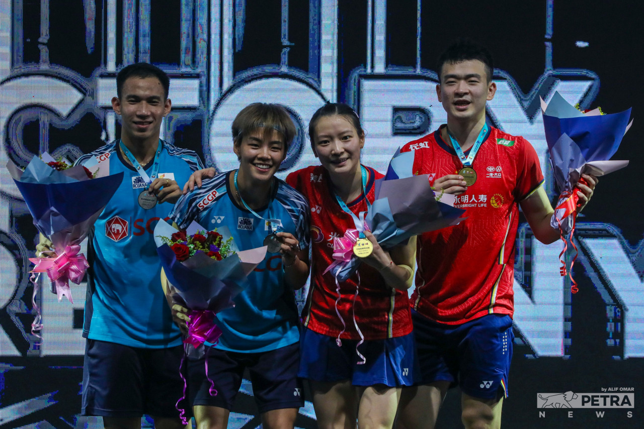 In the mixed doubles category, top seed pair Zheng Si Wei-Huang Ya Qiong of China win against second ranked Thai duo Dechapol Puavaranukroh-Sapsiree Taerattanachai 21-13, 21-18 to win their third Malaysia Open title together. – ALIF OMAR/The Vibes pic, July 3, 2022