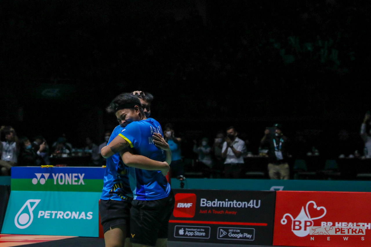 Indonesian women’s doubles pair Apriyani Rahayu-Siti Fadia Silva Ramadhanti win their first Malaysia Open trophy after taking down China’s Zhang Shu Xian-Zheng Yu 21-18, 12-21, 21-19. – ALIF OMAR/The Vibes pic, July 3, 2022