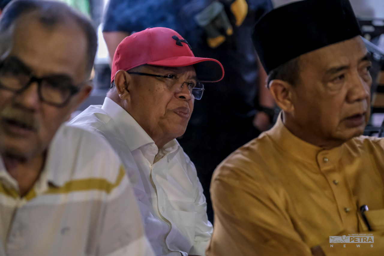 Datuk Zaharin Mohd Yasin (centre), who was sacked from Umno last Friday, has been spotted in the crowd at the Jelajah Rakyat event by PKR last night. – Zaharin Mohd Yasin Facebook pic, October 4, 2022