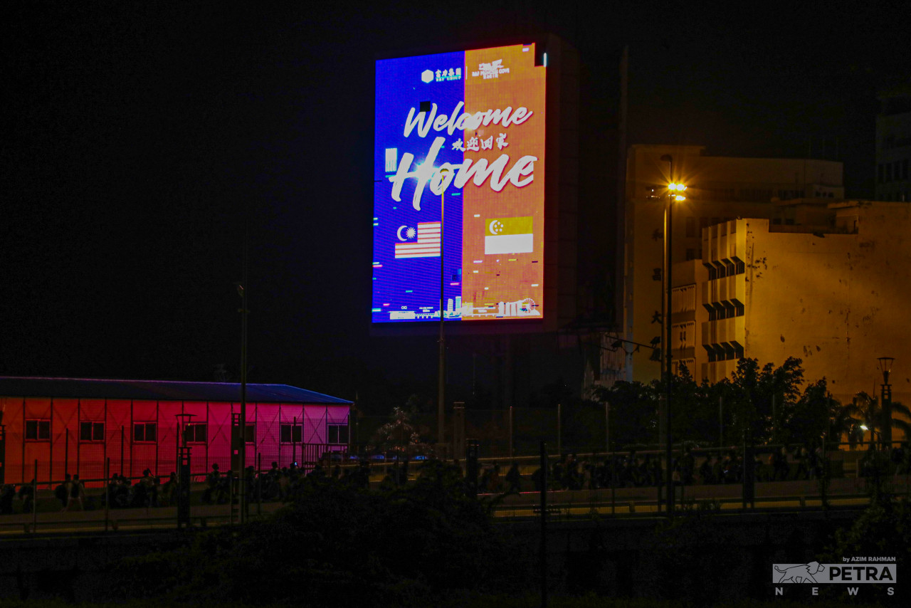 An electronic billboard heralds the re-opening of the Malaysia-Singapore border on April 1 at the Bukit Cagar customs, immigration and quarantine complex. The date marked the country’s reopening to international travel, doing away with the MyTravel Pass and other documentation that was needed during the pandemic years to enter or leave the country. – AZIM RAHMAN/The Vibes pic, December 31, 2022
