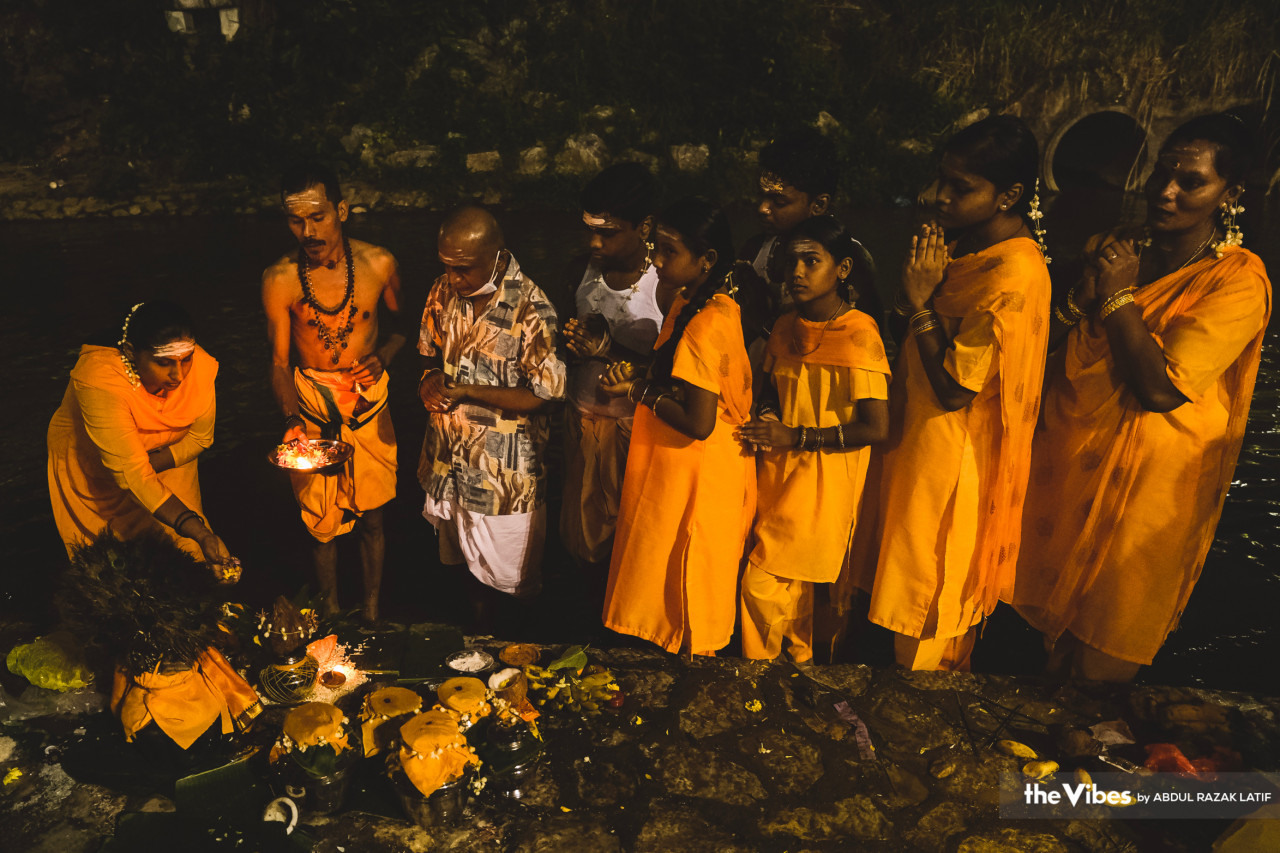 Devotees preparing offerings early in the morning before the Thaipusam festivities start. – ABDUL RAZAK LATIF/The Vibes pic, February 6, 2023