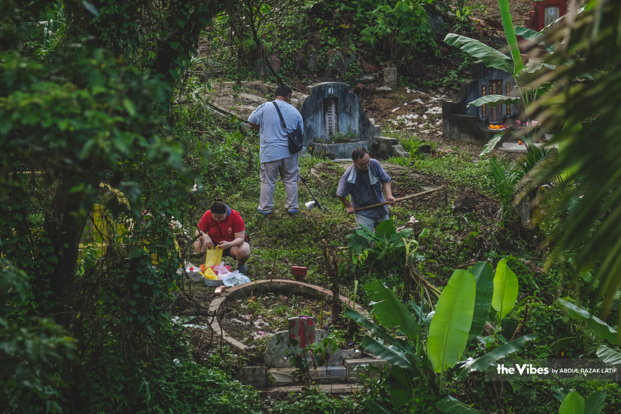 Qingming is similar to All Souls’ Day for Catholics, where people would visit and clean the cemeteries of their loved ones. – ABDUL RAZAK LATIF/The Vibes pic, April 8, 2023