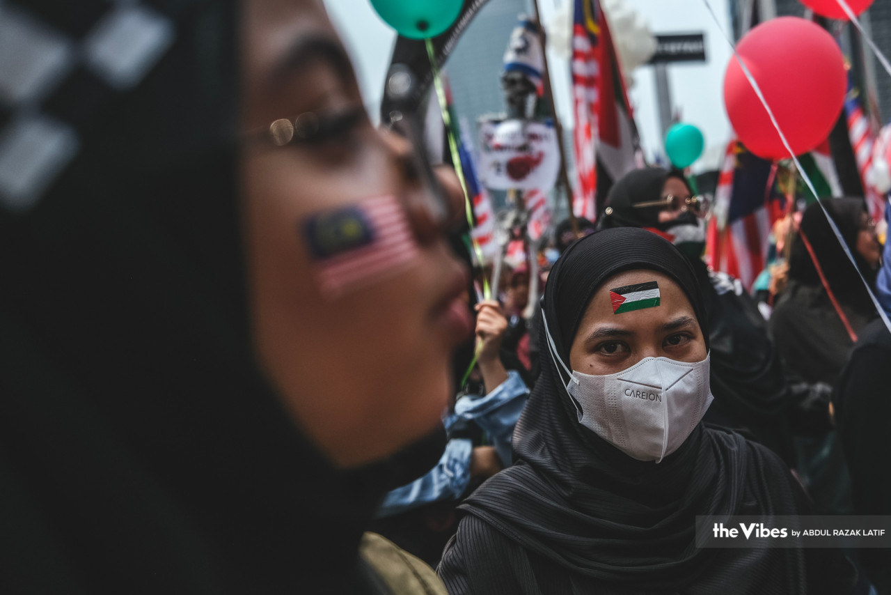 Although the mandatory mask mandate has been lifted when outdoors, a protestor still takes precautions by wearing a mask to the rally. – ABDUL RAZAK LATIF/The Vibes pic, April 15, 2023