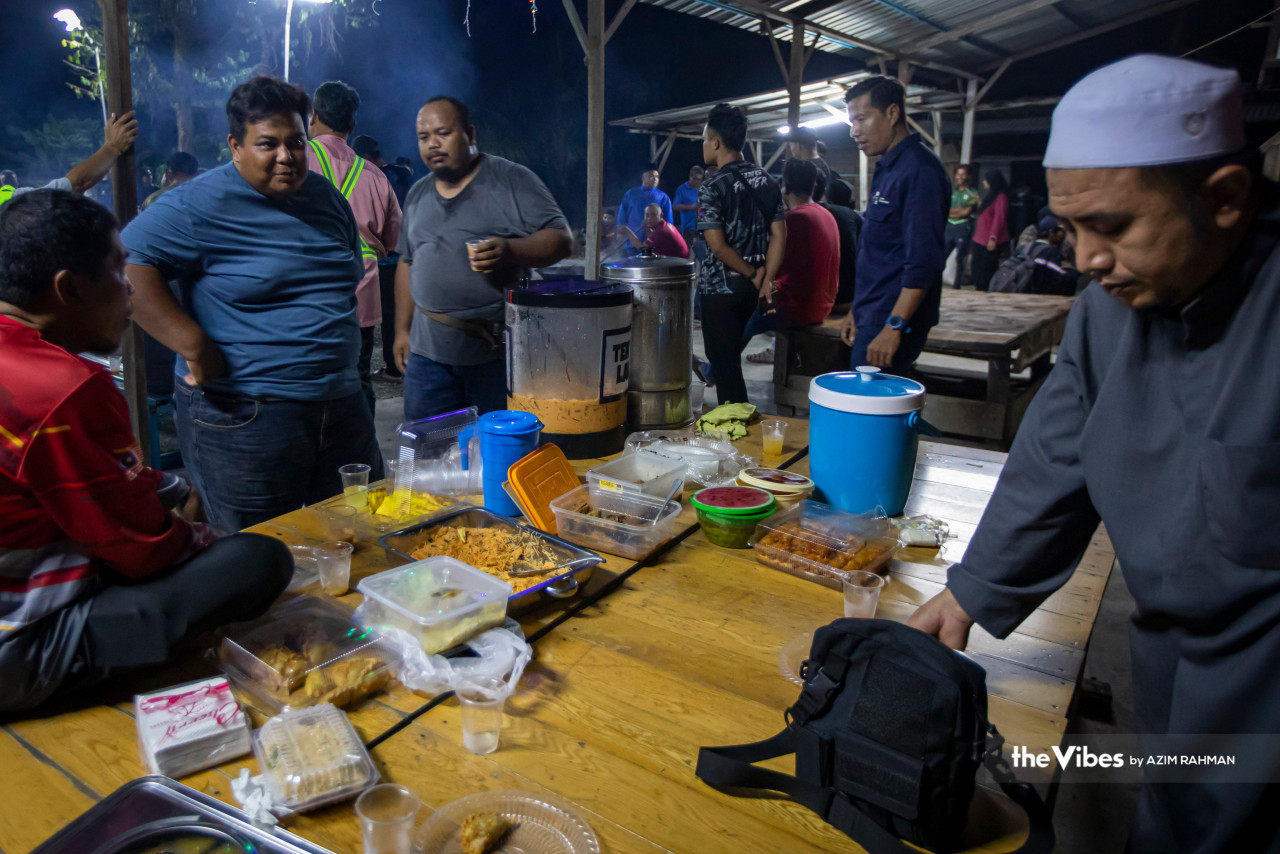 As stirring dodol is not an easy task and takes a lot of energy, the villagers of Kg Jenjarom gather to rest and chat after their hard work. – AZIM RAHMAN/The Vibes pic, April 21, 2023