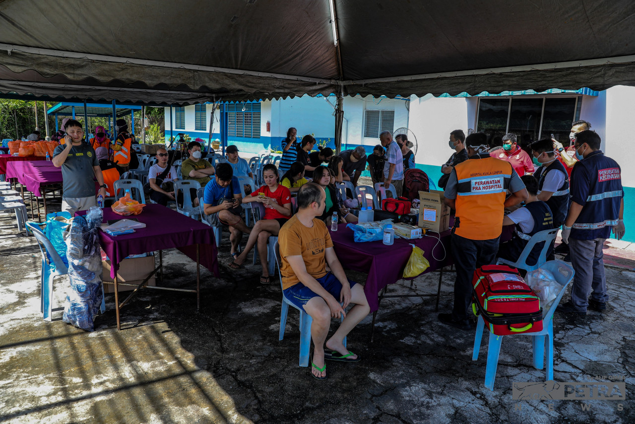 Landslide victims waiting to receive treatment at the Hulu Yam Bharu police station. – ALIF OMAR/The Vibes pic, December 16, 2022