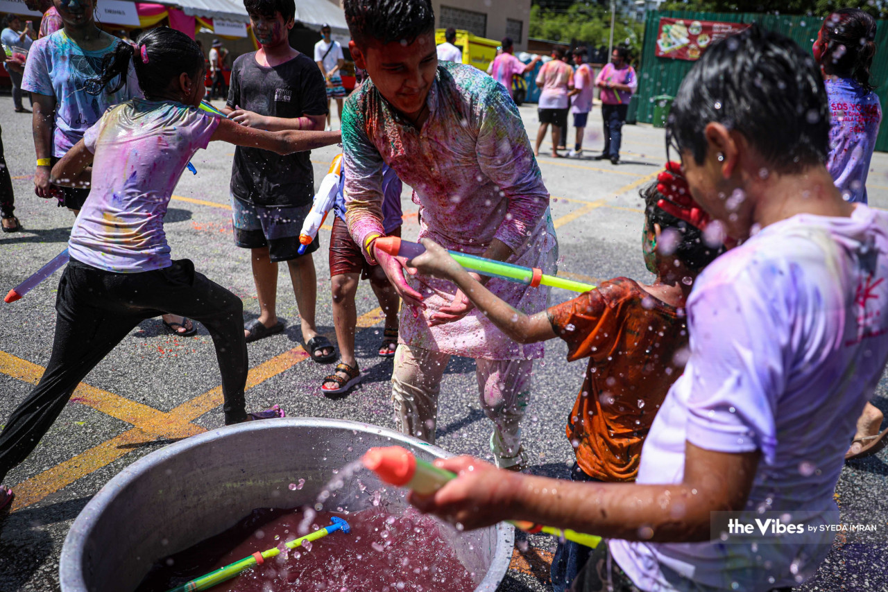 In addition to colourful powder, Holi festivities are made more exciting with water guns. – SYEDA IMRAN/The Vibes pic, March 22, 2023